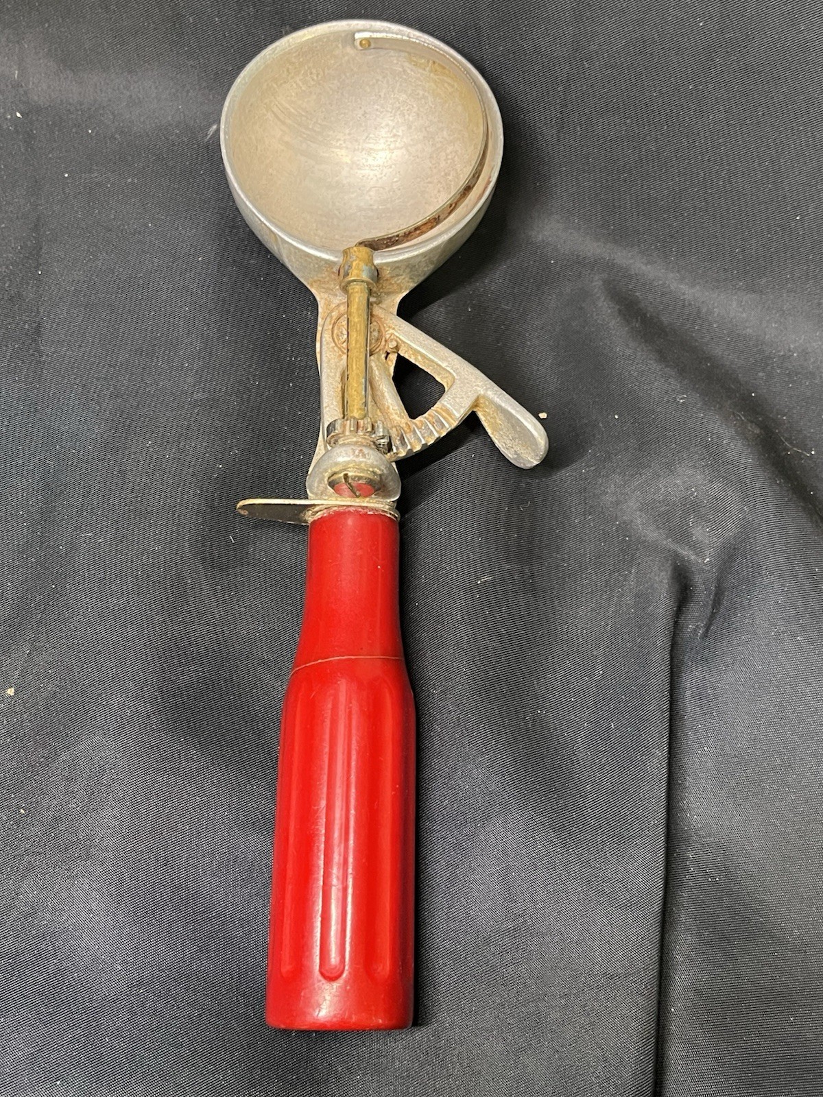 VINTAGE 1950\'s PEERLESS ICE CREAM SCOOP - RED BAKELITE HANDLE - WORKS