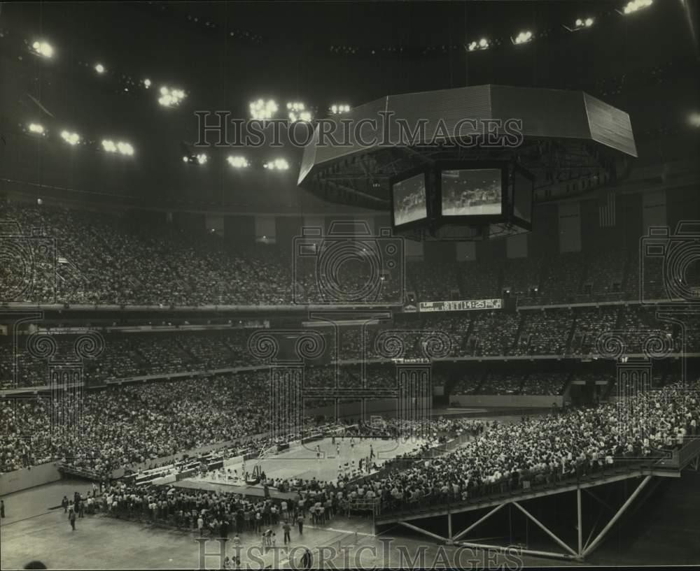1982 Press Photo Huge crowd attending a basketball game in Louisiana Superdome 1982 Press Photo Huge crowd attending a basketball game in Louisiana Superdome