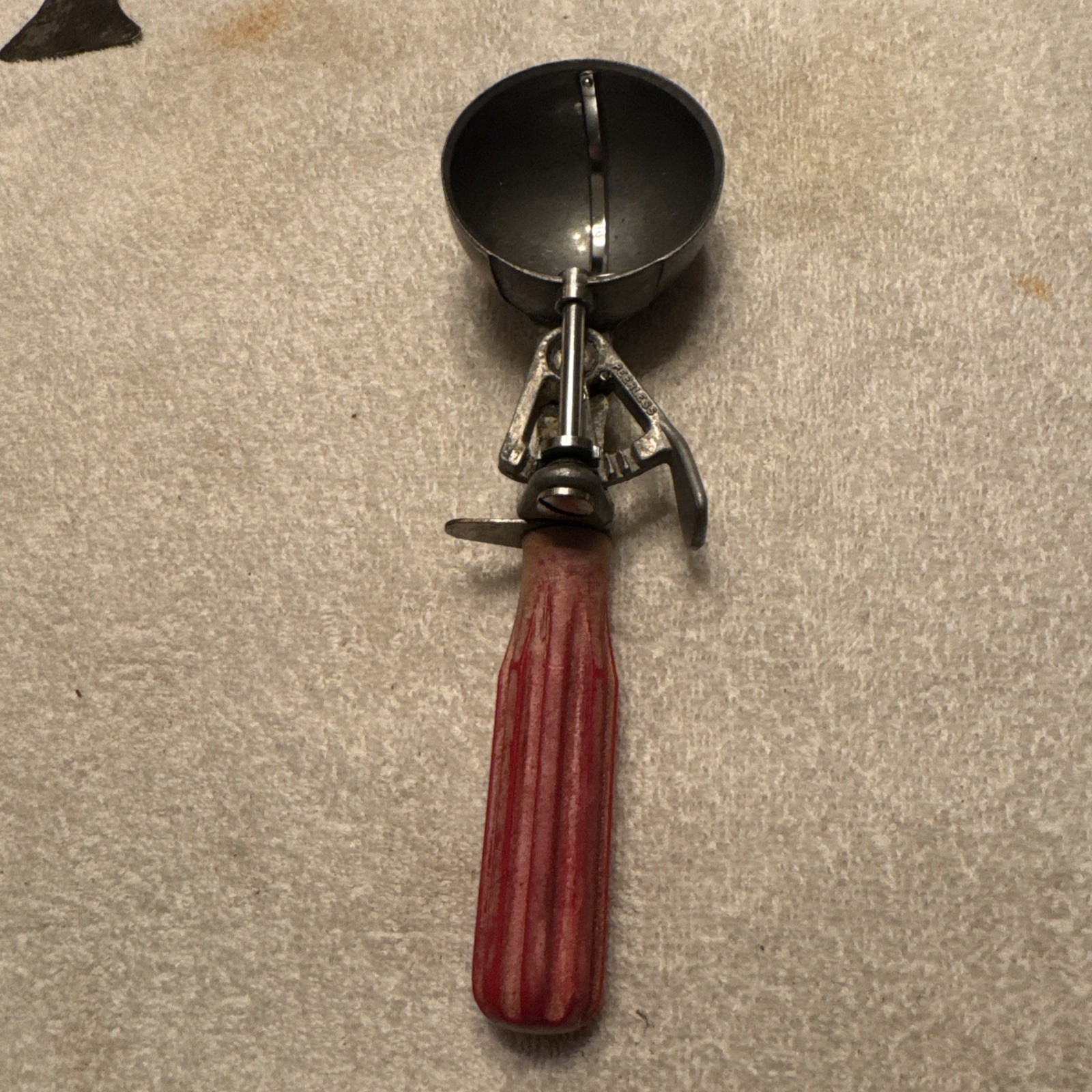 VINTAGE 1950\'s PEERLESS ICE CREAM SCOOP RED BAKELITE HANDLE WORKS GREAT CLEAN
