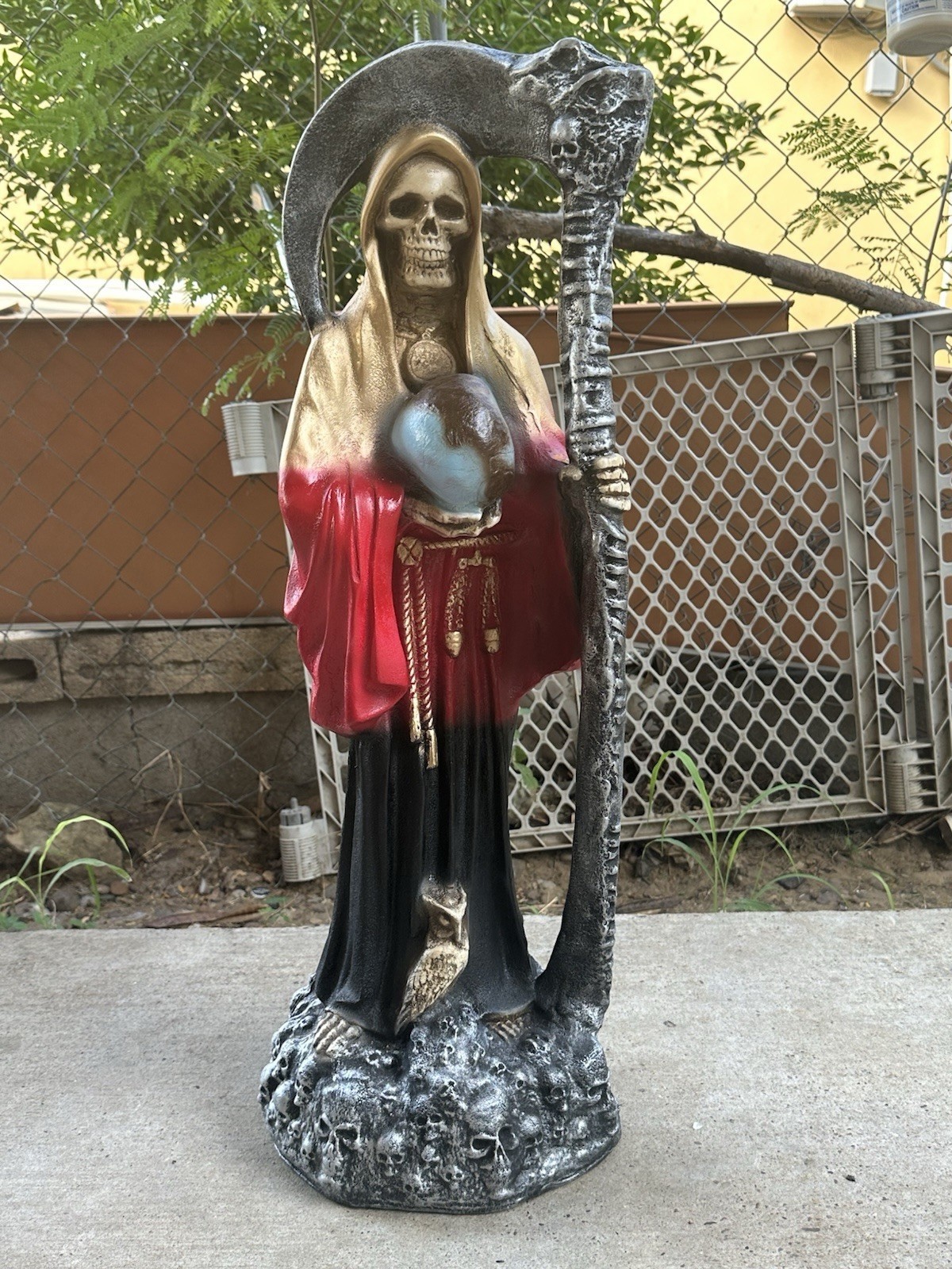 Santa Muerte Negra/Rojo/Dorado  Nueva, Casi 3 Pies De Alto