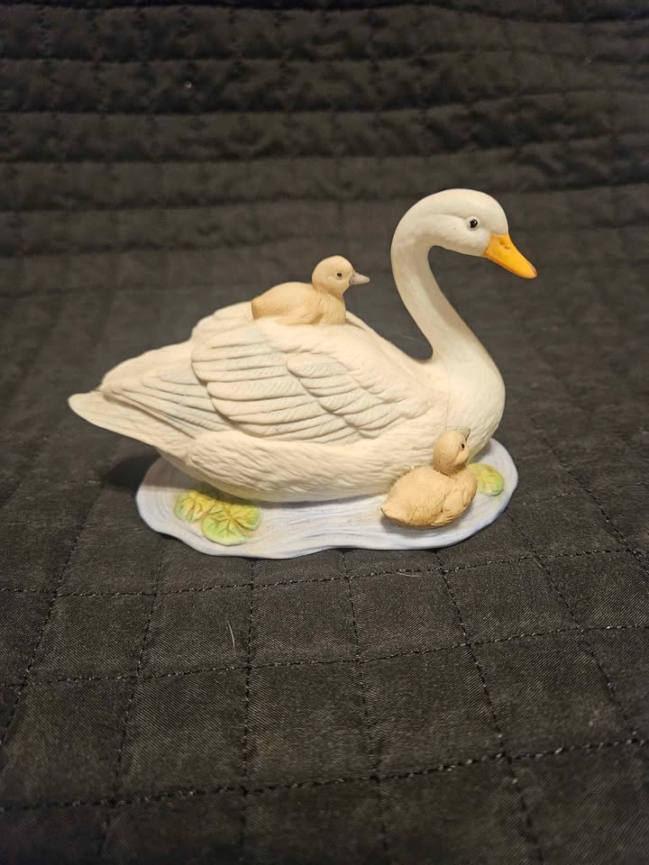 Vintage HOMCO Porcelain Swan Figurine with 2 Baby Cygnets Home Interiors #1467