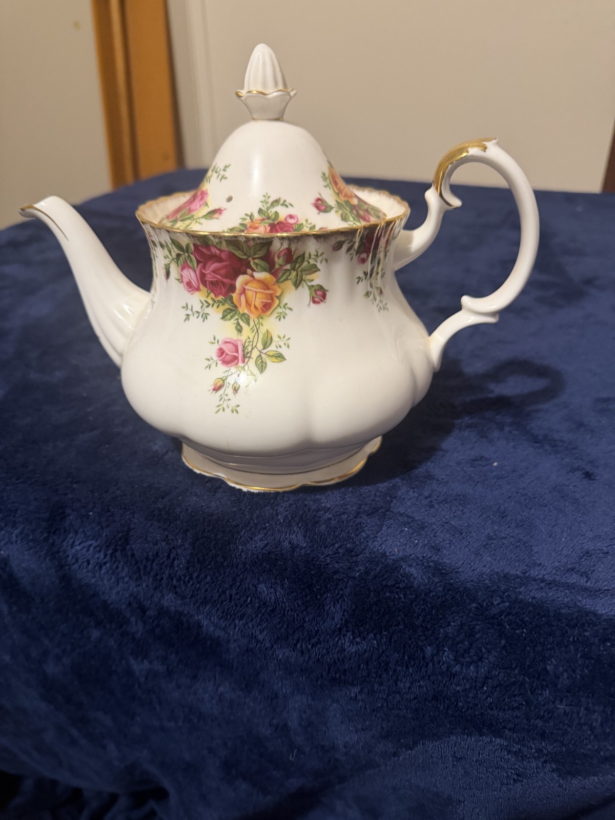 VINTAGE ROYAL ALBERT BONE CHINA OLD COUNTRY ROSES 1962 TEA POT IN GREAT CONDTION VINTAGE ROYAL ALBERT BONE CHINA OLD COUNTRY ROSES 1962 TEA POT IN GREAT CONDTION