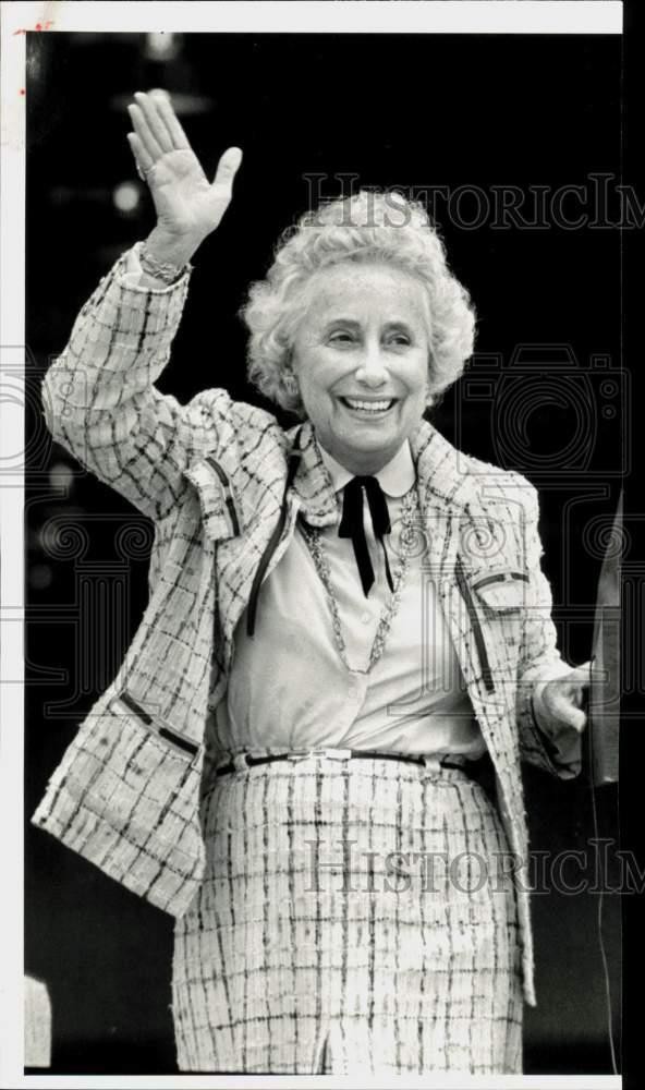 1983 Press Photo Moya Lear, widow of Bill Lear, waving hand to crowd - lra11956