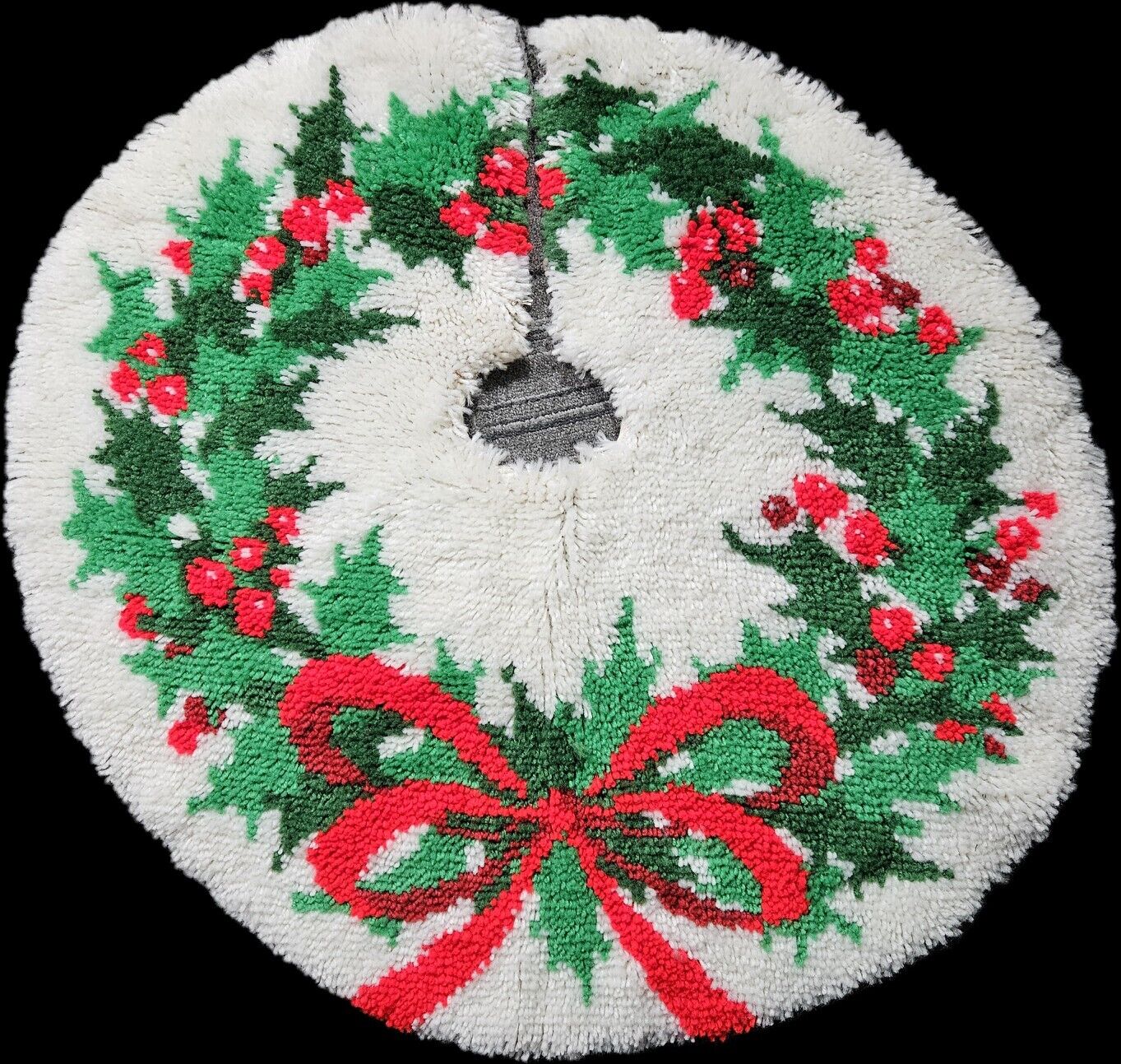 Vintage Handmade Christmas Tree Skirt Latch Hook Rug Yarn 32\