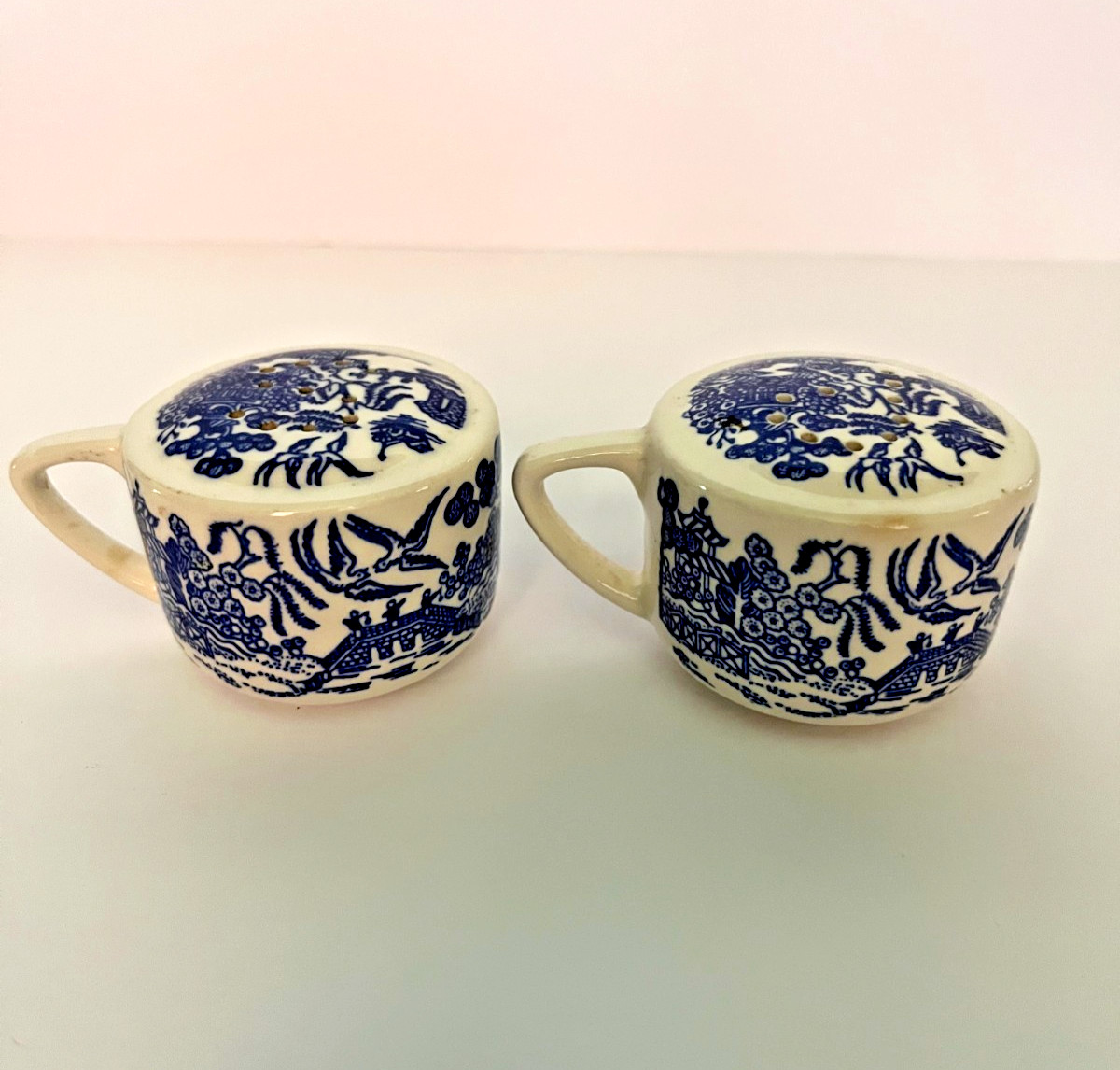 Blue Willow salt pepper shaker 2 pc set mini mug design w/handle Blue Willow salt pepper shaker 2 pc set mini mug design w/handle