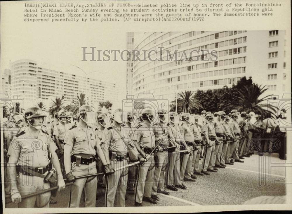 1972 Press Photo Police Stand Guard at Republican Gala, Miami Beach - lra69630