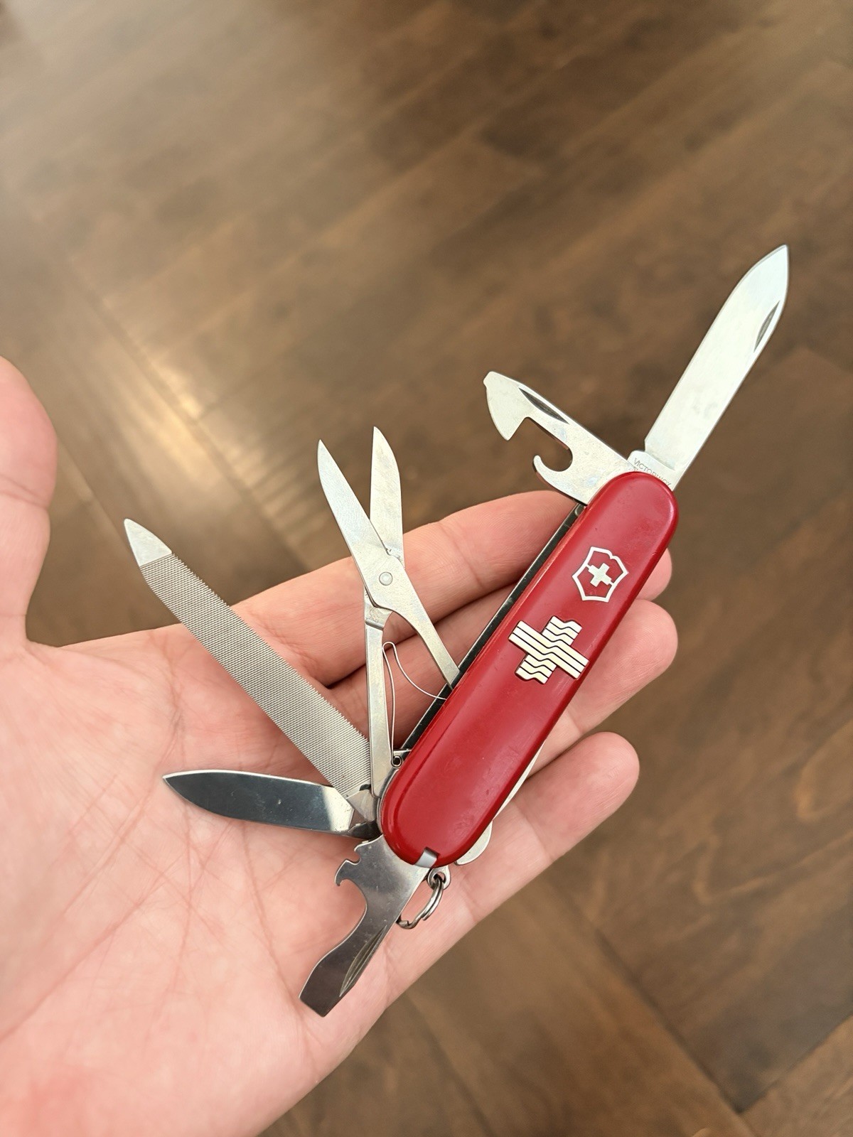 Victorinox Mountaineer w/ Swiss Flag Metal Embelm - Excellent Victorinox Mountaineer w/ Swiss Flag Metal Embelm - Excellent