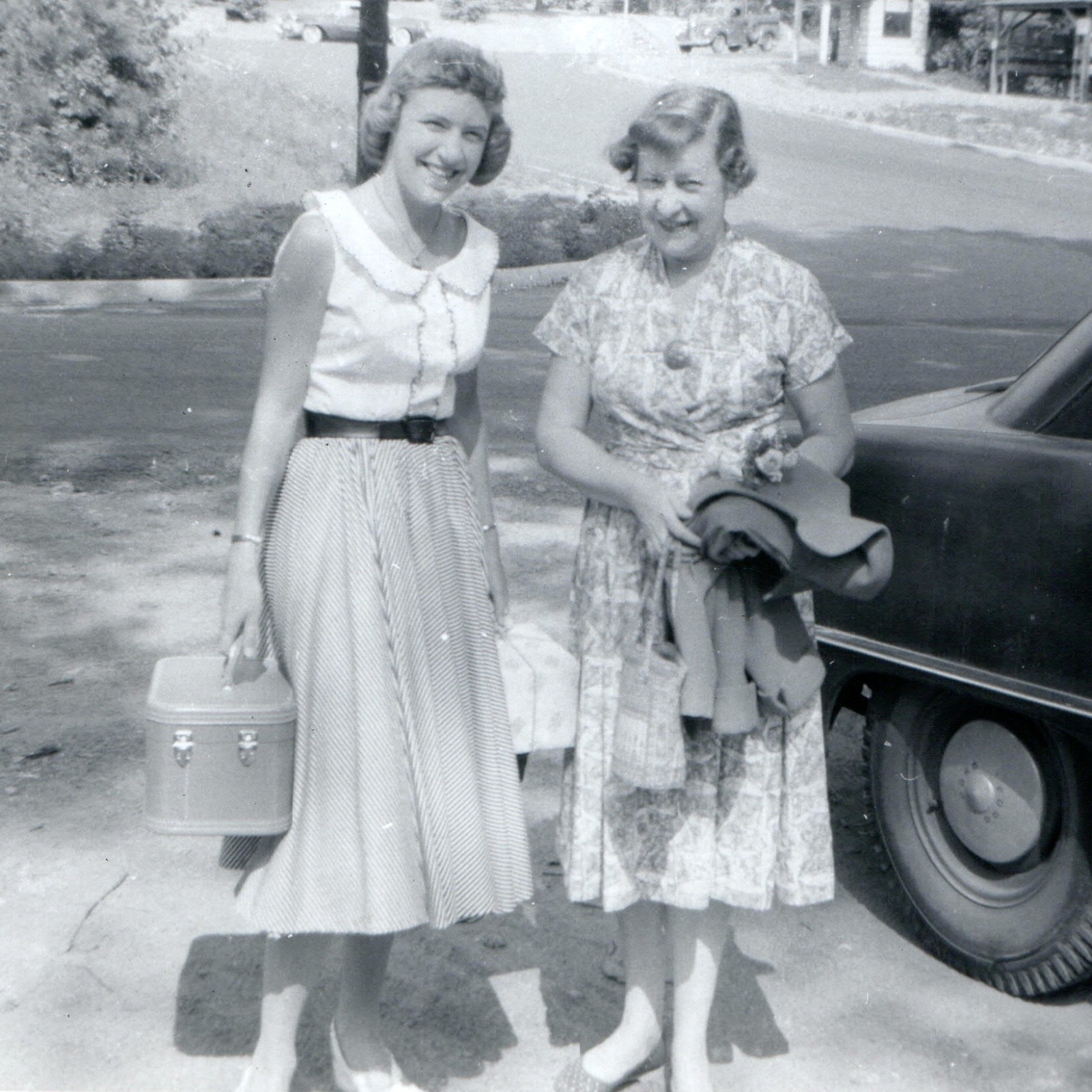 c1950s Two Smiling Women Auto Sedan Travel Luggage Snapshot Photo Deckle Edge 5\ c1950s Two Smiling Women Auto Sedan Travel Luggage Snapshot Photo Deckle Edge 5\