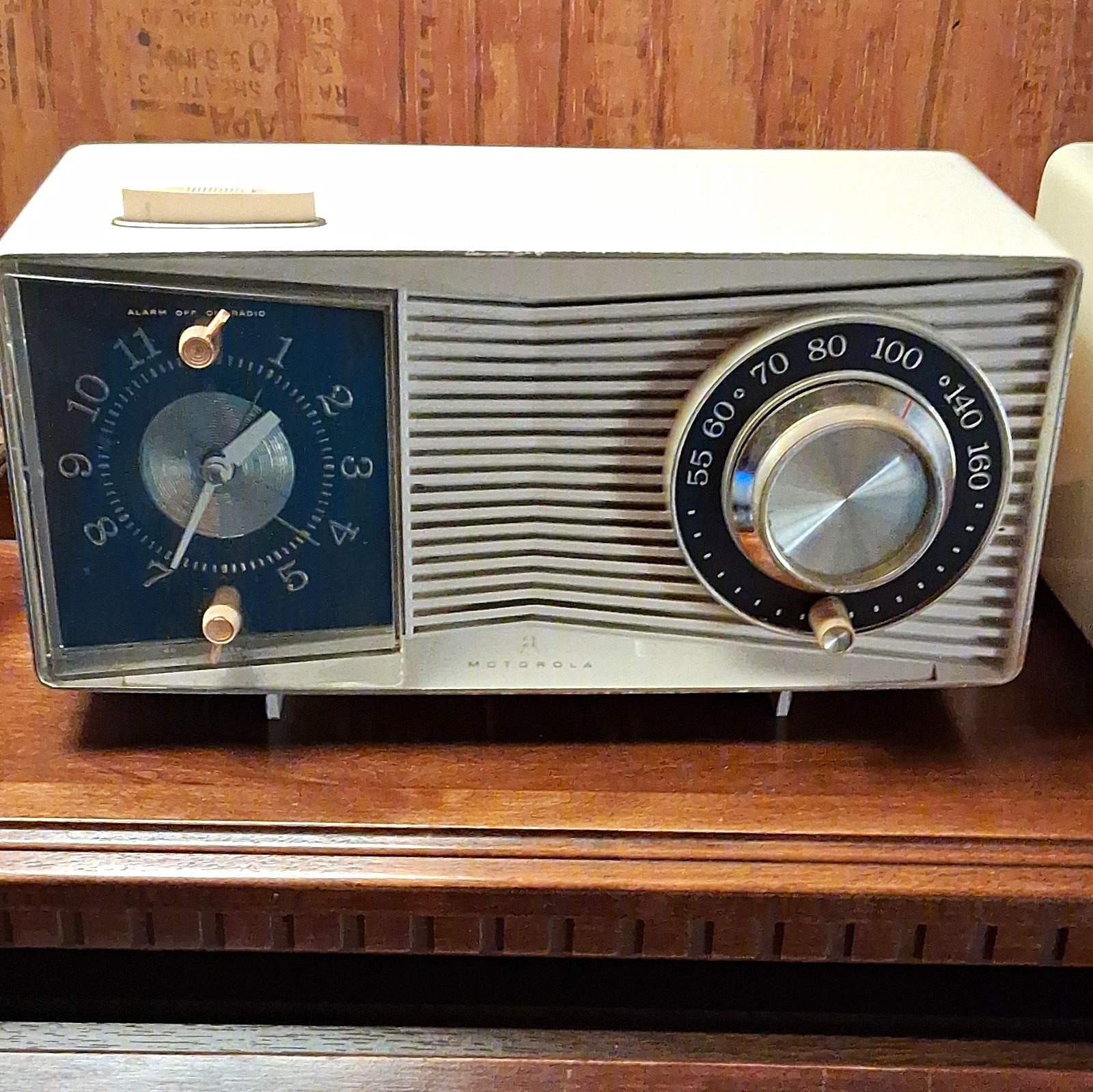 Vintage Mid Century Modern Motorola Radio (Tested)