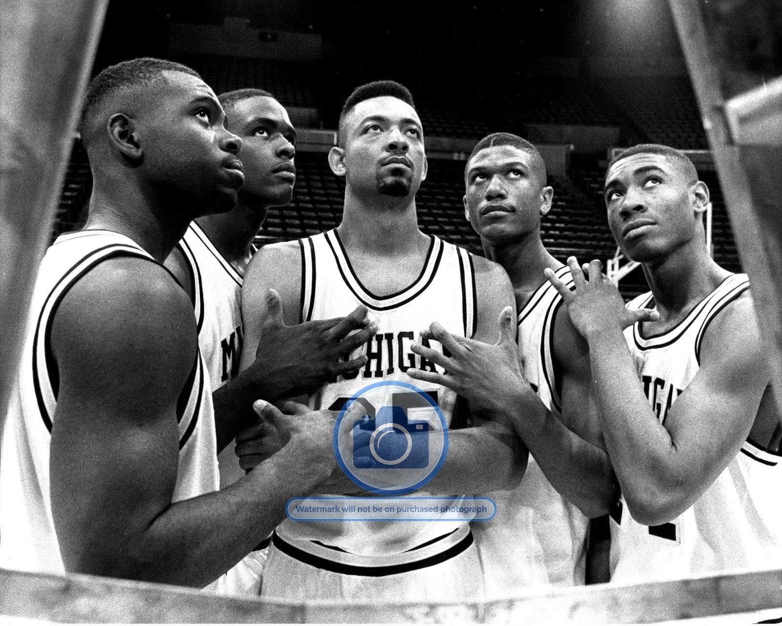 1993 FAB FIVE BASKETBALL TEAM UNIVERSITY OF MICHIGAN 8X10 PHOTO