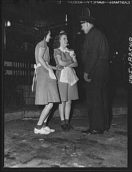 Photo:Newcastle Delaware 1940s Truck Driver Talking with Waitresses