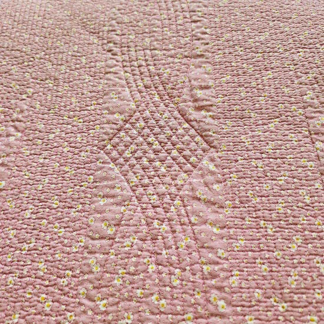 Vintage Pink Chintz Tiny Floral Elaborate Stitching 100% Cotton Quilt 64x 88 Vintage Pink Chintz Tiny Floral Elaborate Stitching 100% Cotton Quilt 64x 88