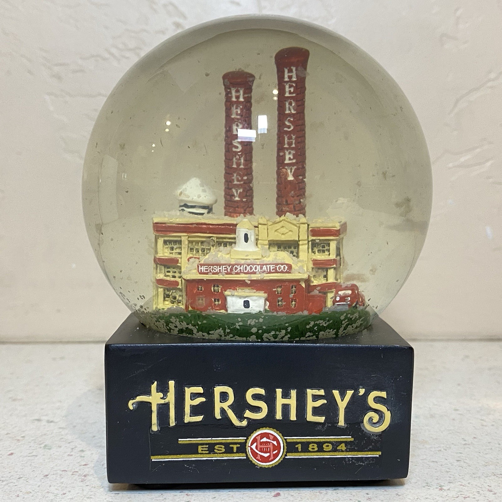 Hershey’s Chocolate Factory Snow Globe Miniature Souvenir Collectible Hershey’s Chocolate Factory Snow Globe Miniature Souvenir Collectible