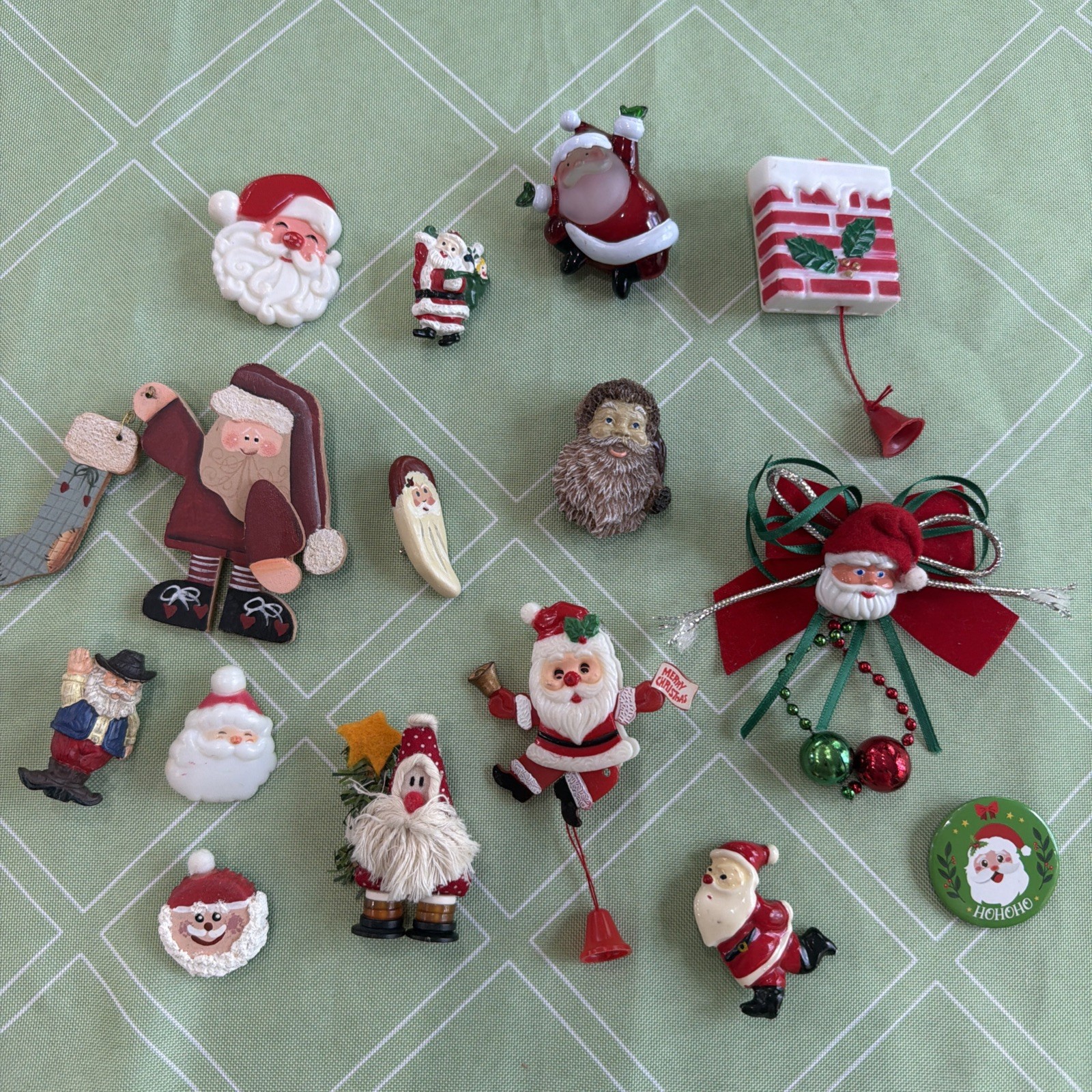 VTG-Now Christmas Santa Brooches Lapel Pins Articulated Pull String Lot of 15