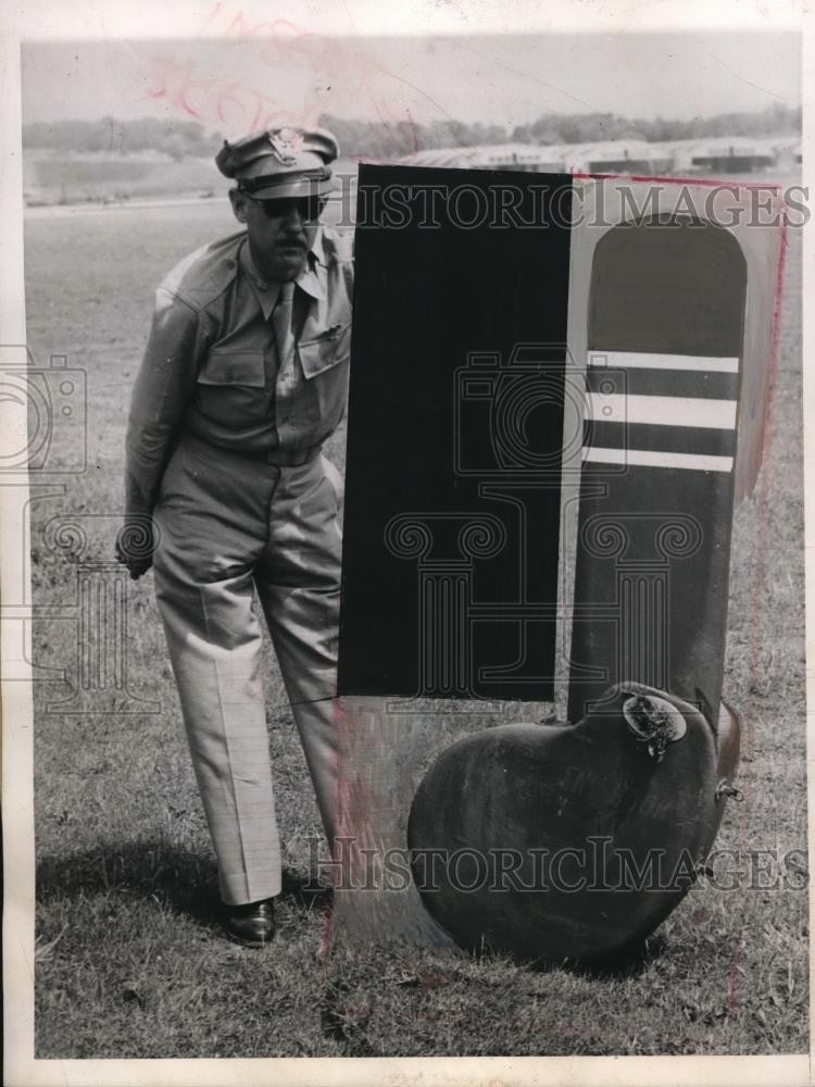 1944 Press Photo Lt Verne Stewart Examines the Sky Hook at Wright Field, Ohio 1944 Press Photo Lt Verne Stewart Examines the Sky Hook at Wright Field, Ohio