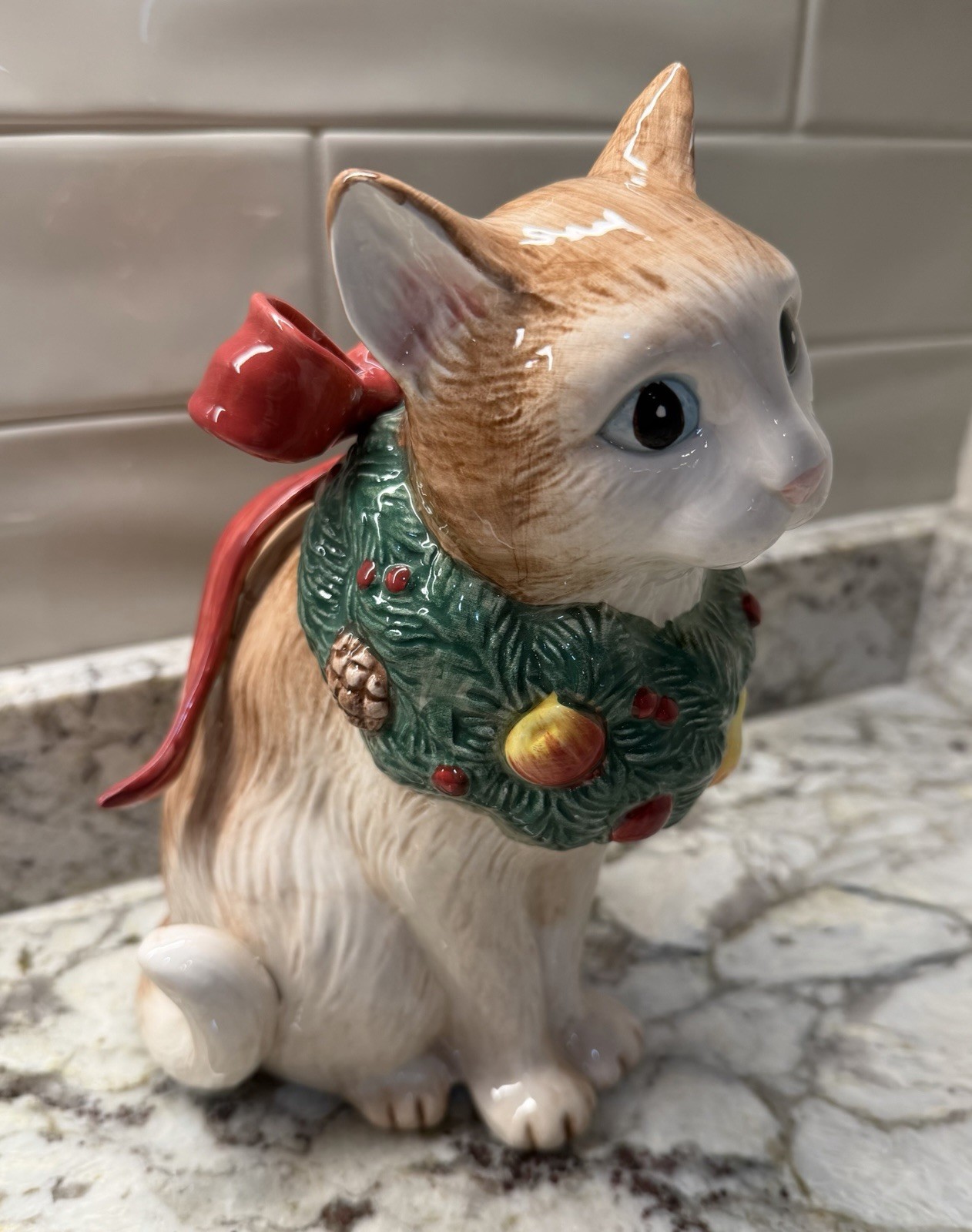 Vtg FITZ & FLOYD Christmas Cat 1992 Fruit Wreath Blue Eyes Ribbon 9” Figurine Vtg FITZ & FLOYD Christmas Cat 1992 Fruit Wreath Blue Eyes Ribbon 9” Figurine