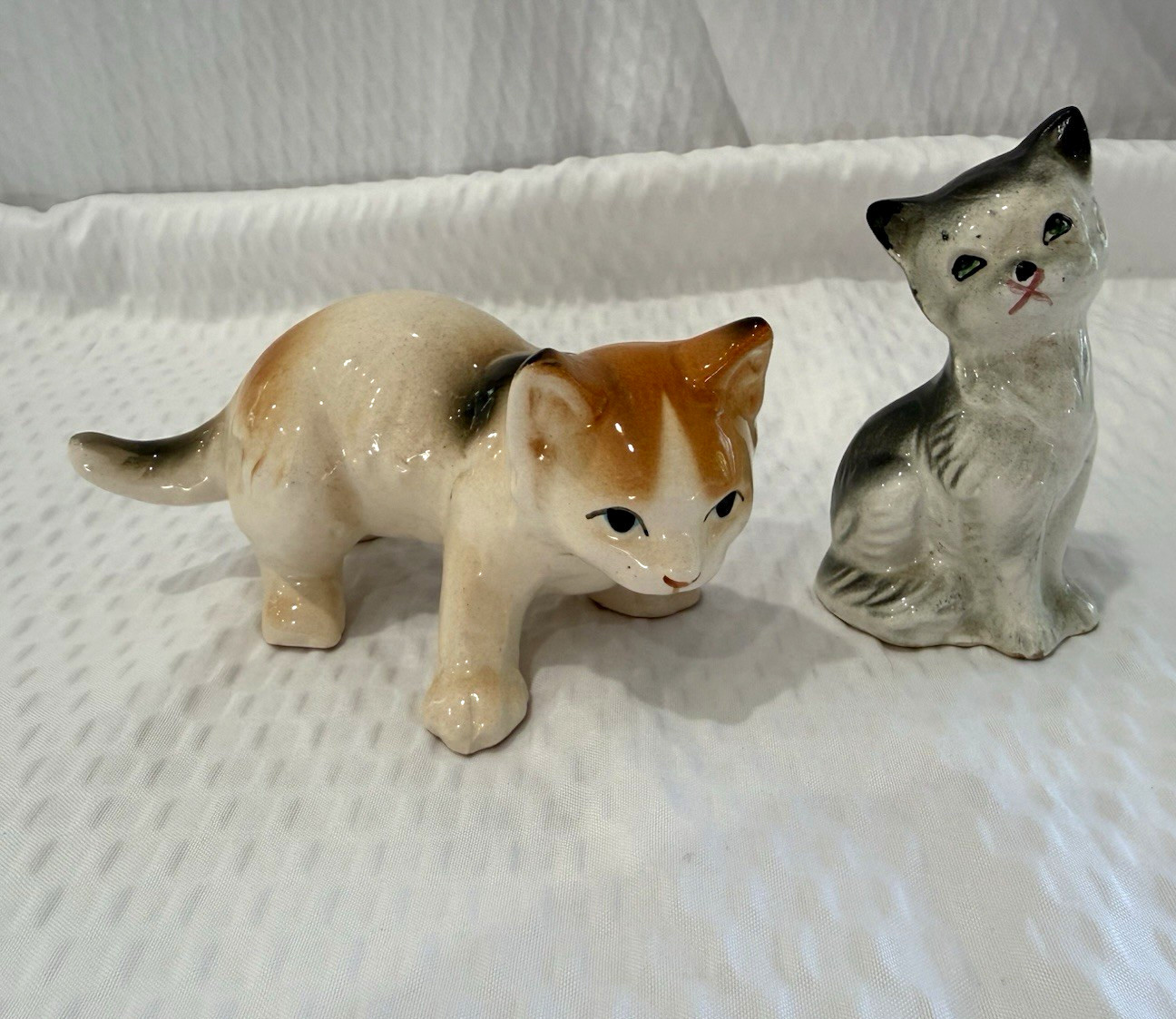 Vtg Japan Ceramic Cat Figurines - Calico & Gray/White Kittens Kitsch Decor Vtg Japan Ceramic Cat Figurines - Calico & Gray/White Kittens Kitsch Decor