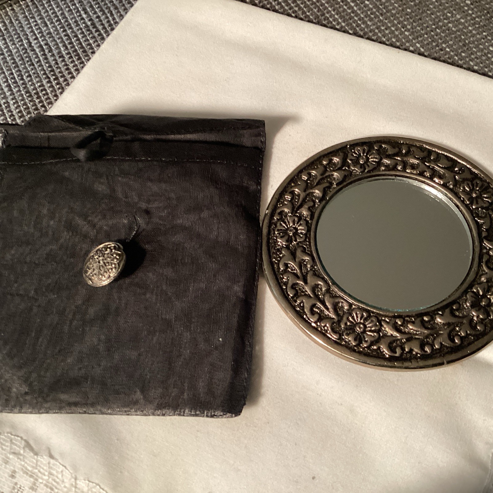 Vintage Style Round Compact Mirror Ornate Flora Silver Tone Pocket Mirror Vintage Style Round Compact Mirror Ornate Flora Silver Tone Pocket Mirror