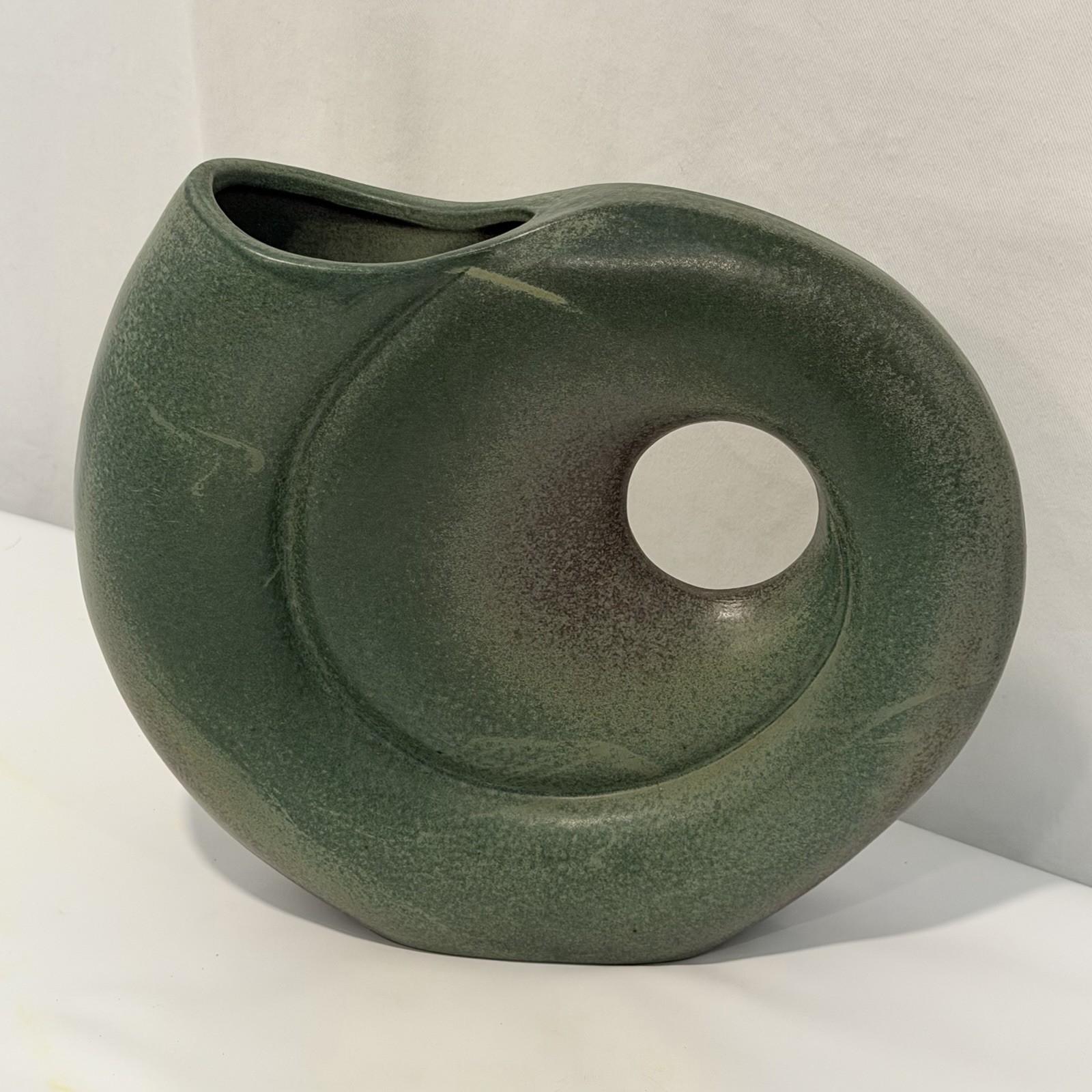 Vtg MCM  Toyo Pottery Ikebana Matte Green Nautilus Spiral Shell Vase 8 x 9.5 in