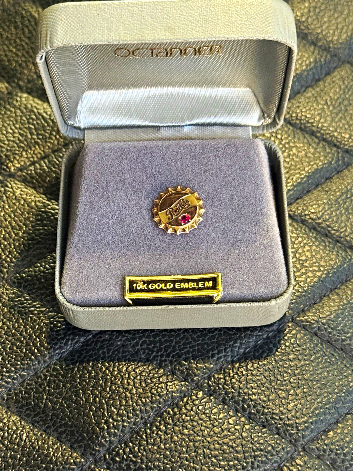 Vintage 10K yellow gold Pepsi-Cola bottle cap service award pin with ruby