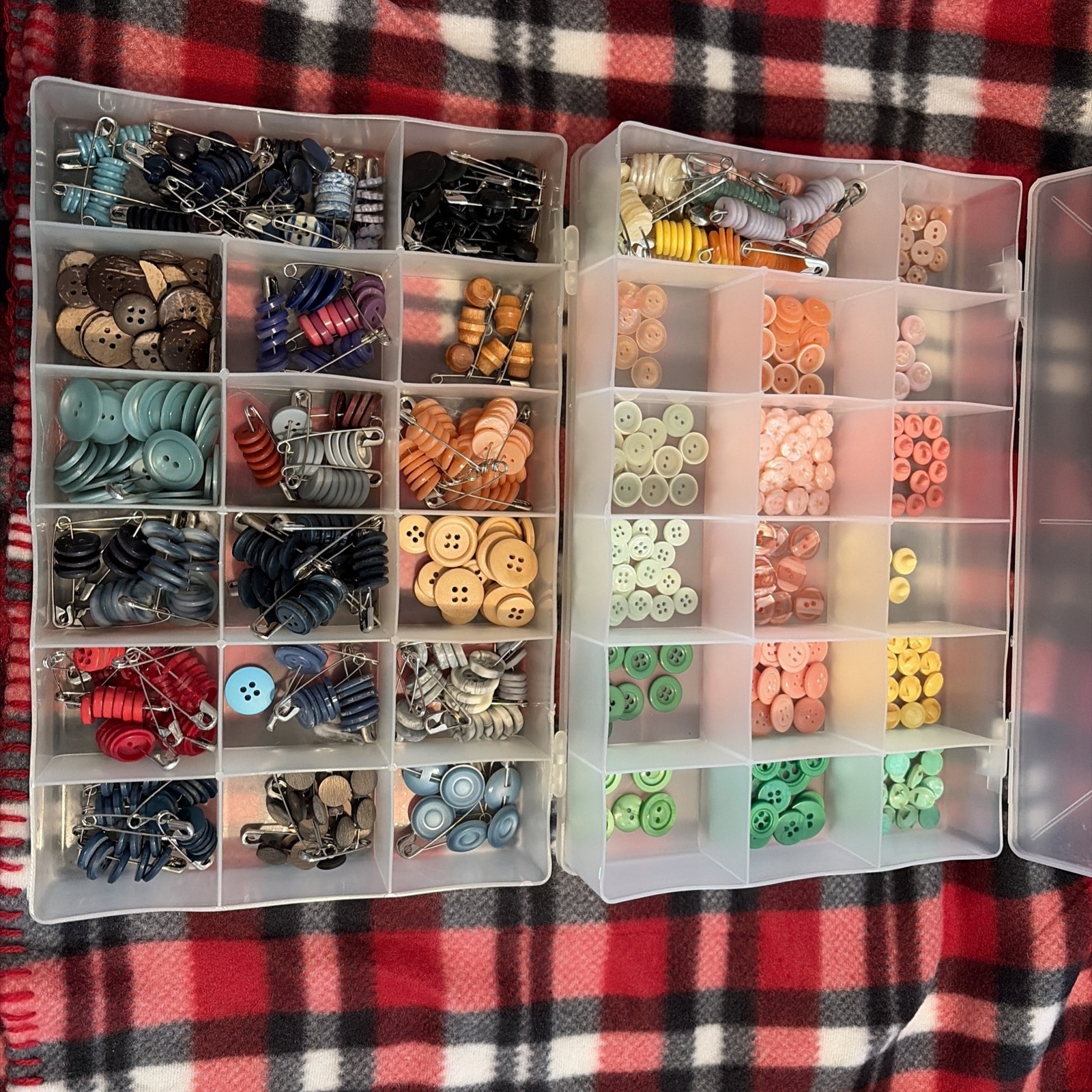 MASSIVE VINTAGE BUTTON ESTATE LOT MIXED SEWING COSTUME CRAFT S31