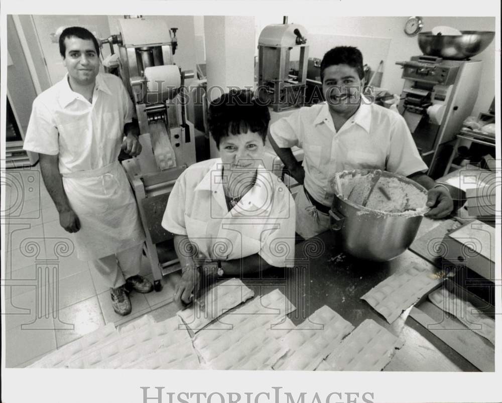 1997 Press Photo Restaurant Owners Anna, Robert & Michael Pasquale, Medford 1997 Press Photo Restaurant Owners Anna, Robert & Michael Pasquale, Medford
