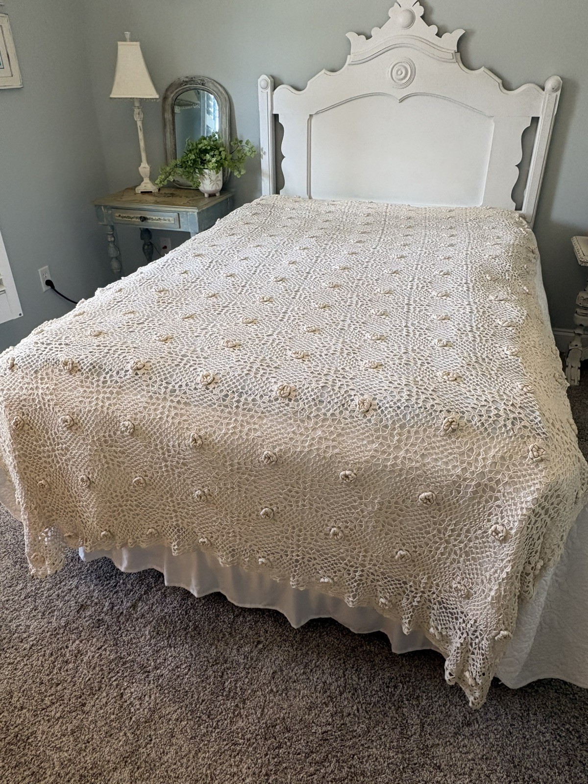  Beautiful VINTAGE Crocheted Lace Coverlet 