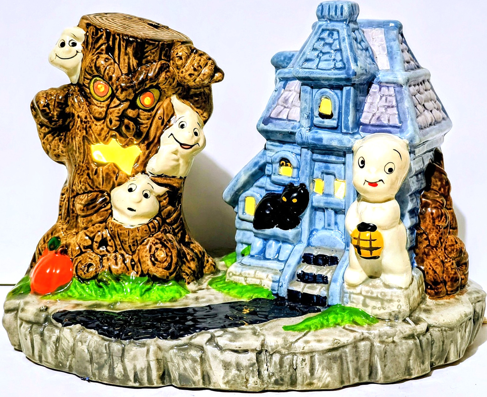 Casper The Friendly Ghost - Ceramic Lighted Haunted House - Halloween Decor 1987