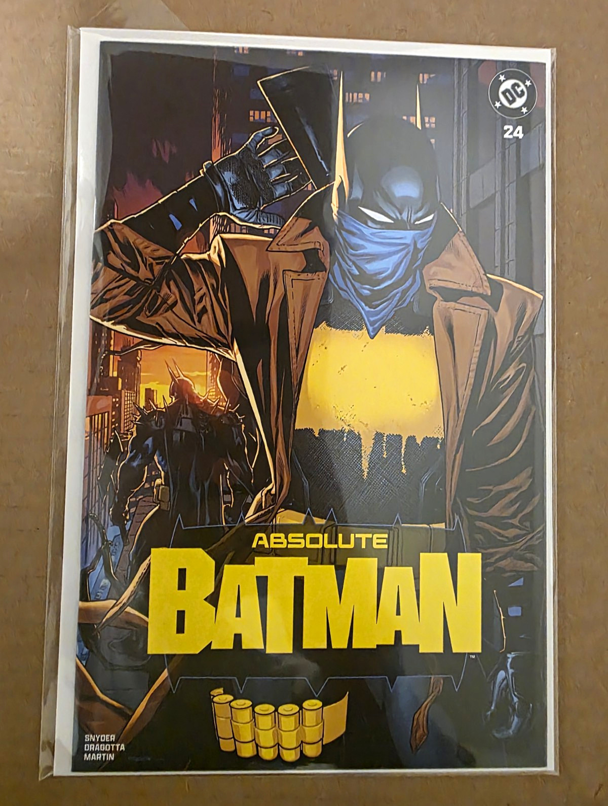 Absolute Batman #24 - Batman - Felix Comic Art Ryan Sook variant - in hand - NM+ Absolute Batman #24 - Batman - Felix Comic Art Ryan Sook variant - in hand - NM+