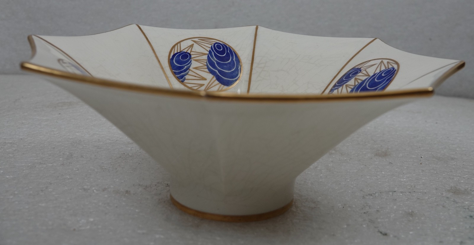 ANTIQUE 18TH CENTURY FRENCH SERVES PORCELAIN BOWL ANTIQUE 18TH CENTURY FRENCH SERVES PORCELAIN BOWL