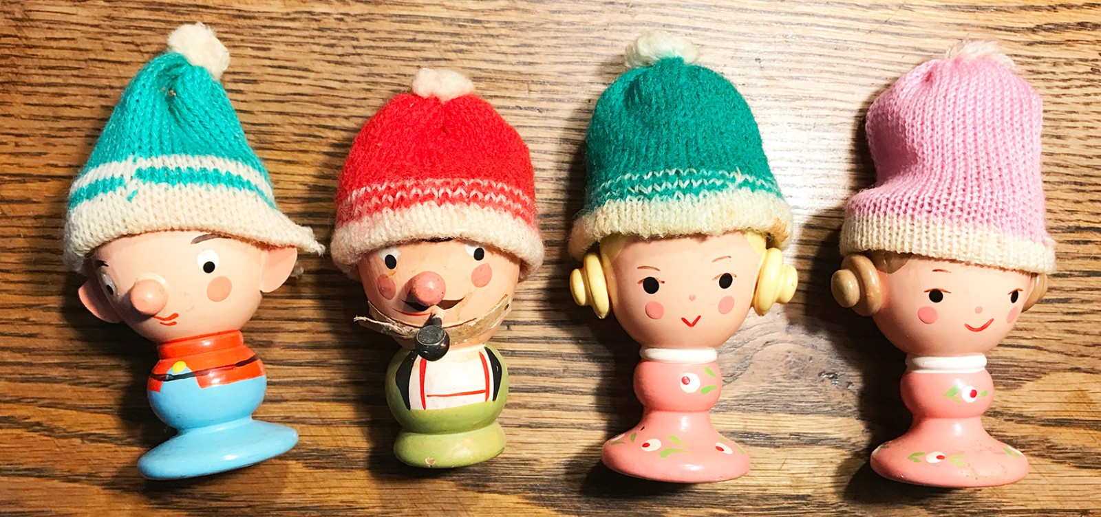 1960s--HAND PAINTED WOODEN EGG CUP HOLDERS W/KNIT HATS-SEVI ITALY--LOT-4--XLNT 1960s--HAND PAINTED WOODEN EGG CUP HOLDERS W/KNIT HATS-SEVI ITALY--LOT-4--XLNT