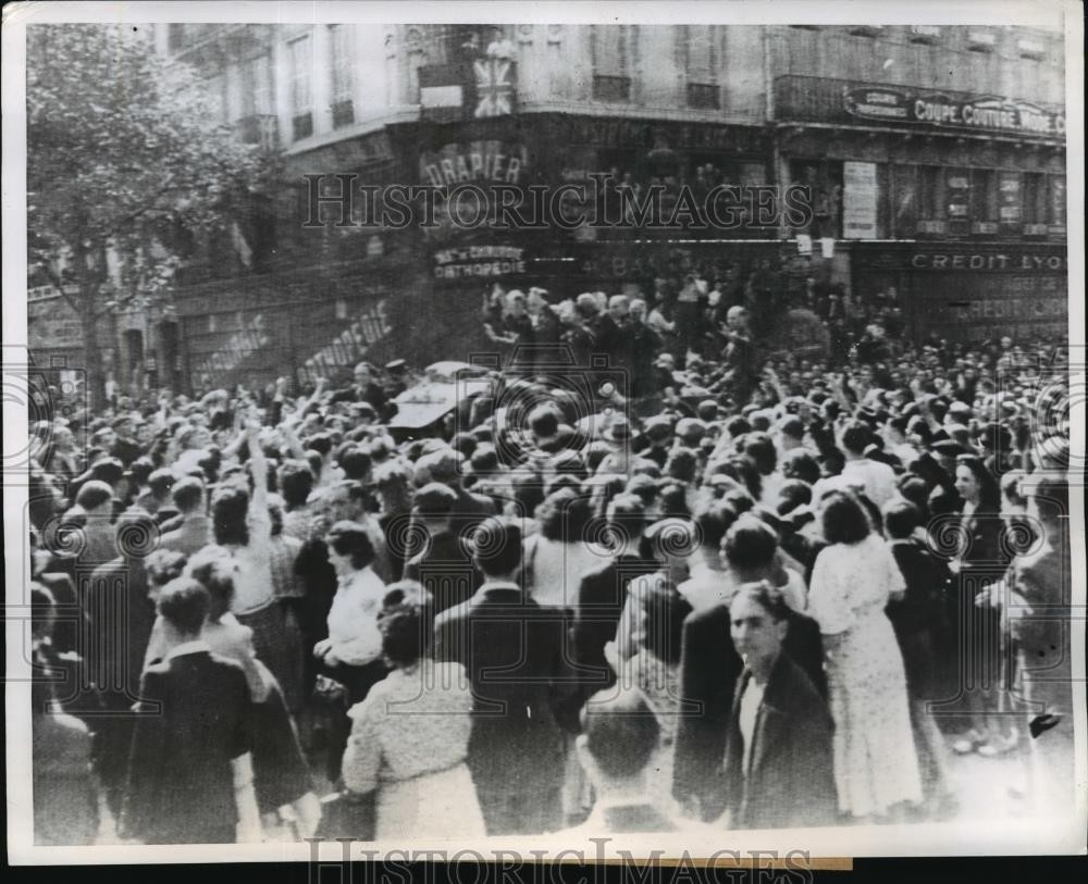 1944 Press Photo patriots gather to watch captured Germans in a Paris street 1944 Press Photo patriots gather to watch captured Germans in a Paris street