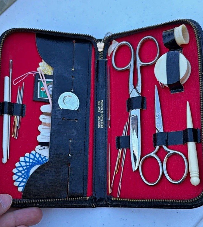 VTG Zippered Travel Sewing Kit Case w/ Scissors, Needles & Tapestry Yarn Needles