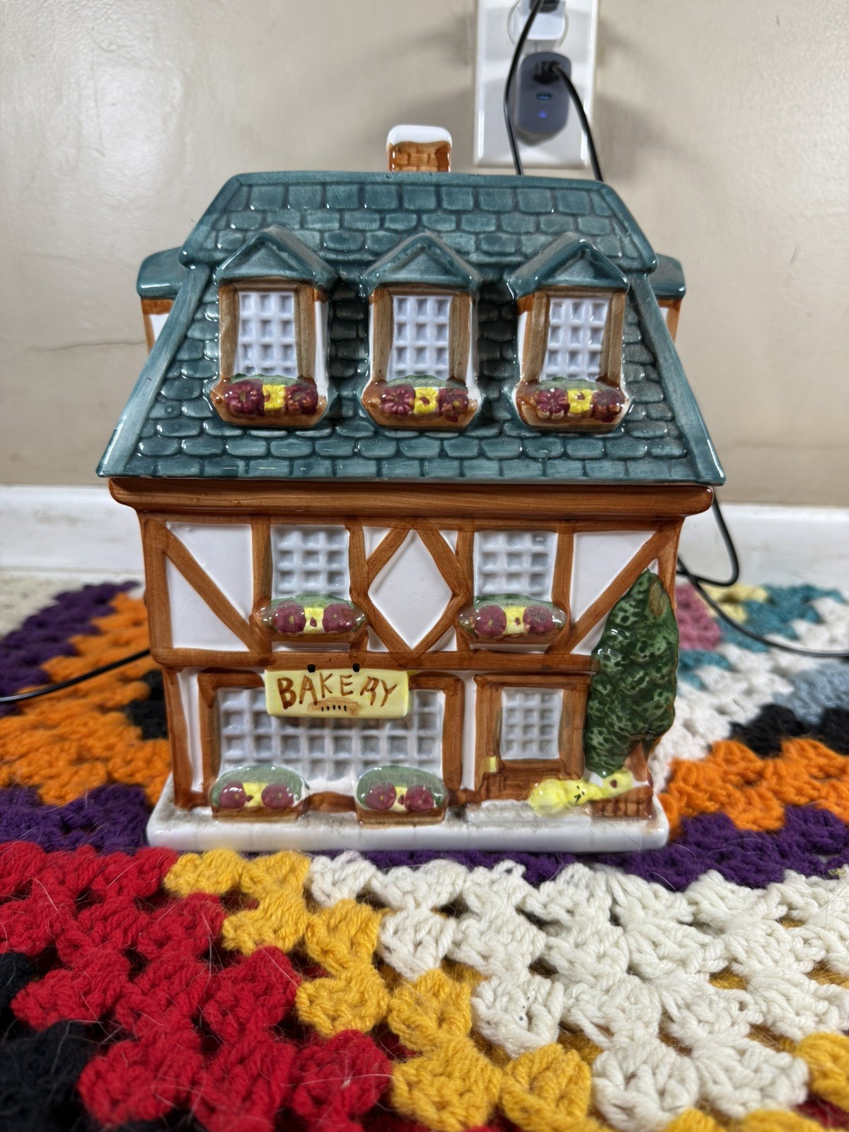 TUDOR BAKERY HOUSE~CERAMIC COOKIE JAR BY SHERWOOD BRANDS INC. 1999 HANDPAINTED TUDOR BAKERY HOUSE~CERAMIC COOKIE JAR BY SHERWOOD BRANDS INC. 1999 HANDPAINTED