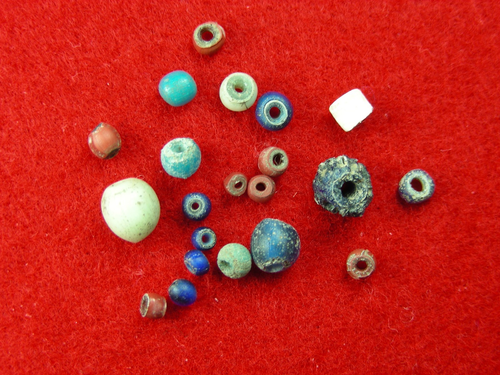 IROQUOIS TRADE BEADS - NEW YORK Authentic Indian Relics IROQUOIS TRADE BEADS - NEW YORK Authentic Indian Relics