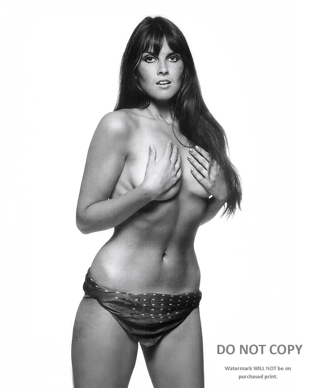 ACTRESS CAROLINE MUNRO PIN UP - 8X10 PUBLICITY PHOTO (SP-335)