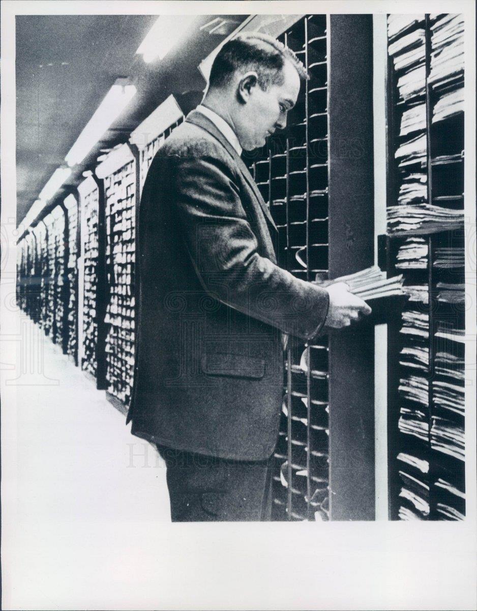 1961 Press Photo DC David Ladd in US Patent Office Library - ner41103