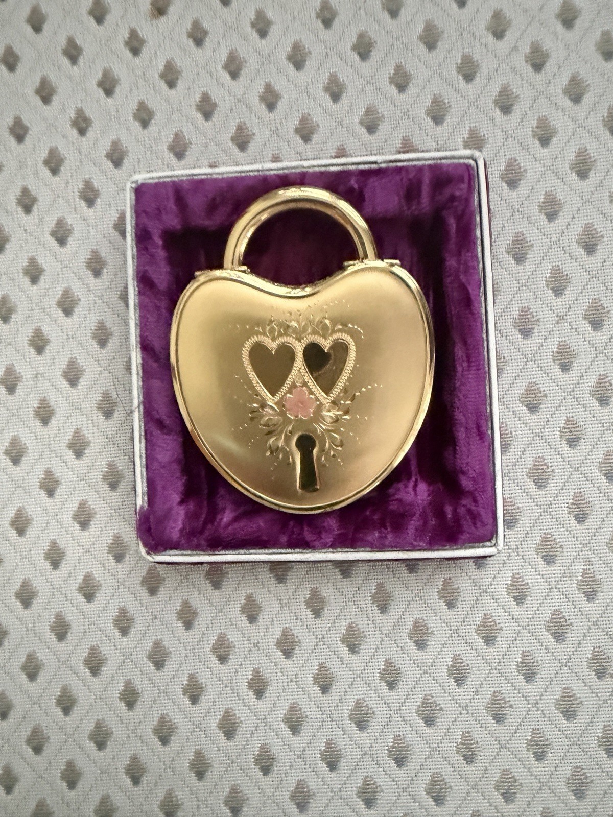 Vintage La Mode Heart Compact W/ Powder Puff Net & Mirror& Original Unused Rouge