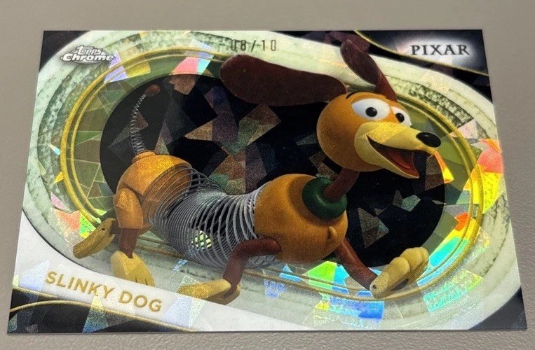 🐶2025 Topps Disney Sapphire Toy Story’s  SLINKY DOG, Black Refractor/10🐶