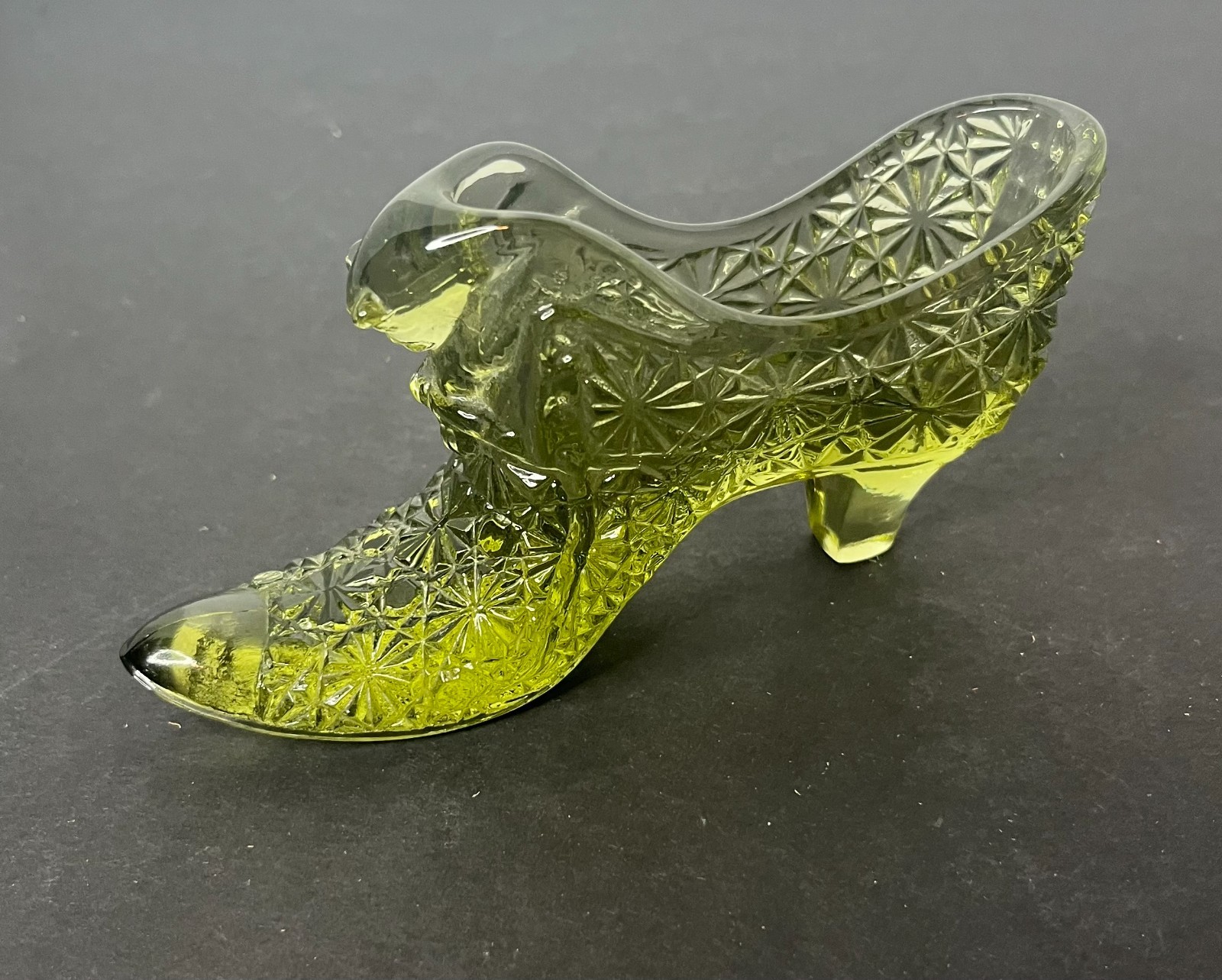 Vintage 1970s Fenton Olive Green Daisy And Button With Cat Head Glass Shoe