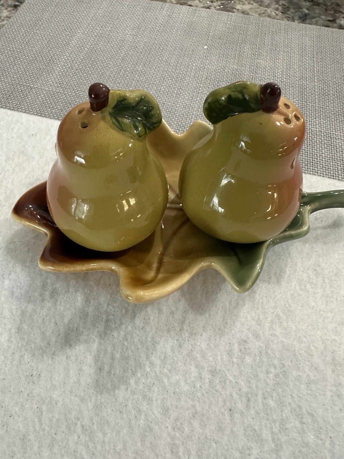 Vintage 3pc Pear Salt & Pepper Shakers On Leaf Tray - Retro Kitchen Decor 🍐