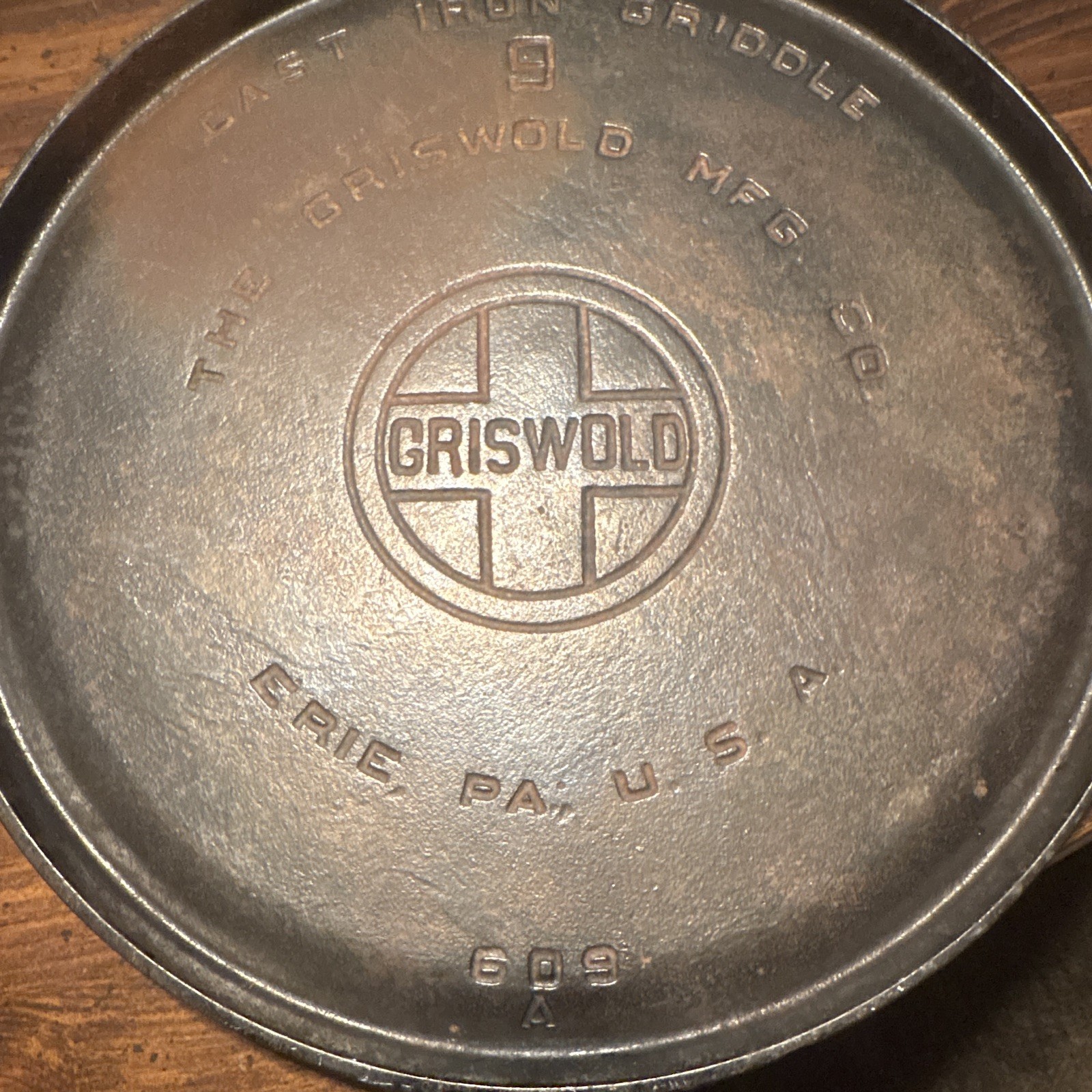 Vintage Griswold No. 9 Cast Iron Griddle 609A Round 10.5 Inches Erie PA. USA Vintage Griswold No. 9 Cast Iron Griddle 609A Round 10.5 Inches Erie PA. USA