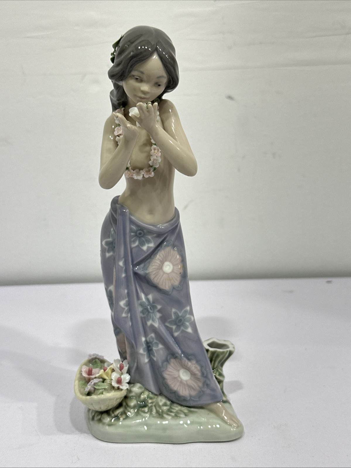 Lladro Figurine Aroma Of The Islands Tropical Girl Smelling Flowers #1480 READ