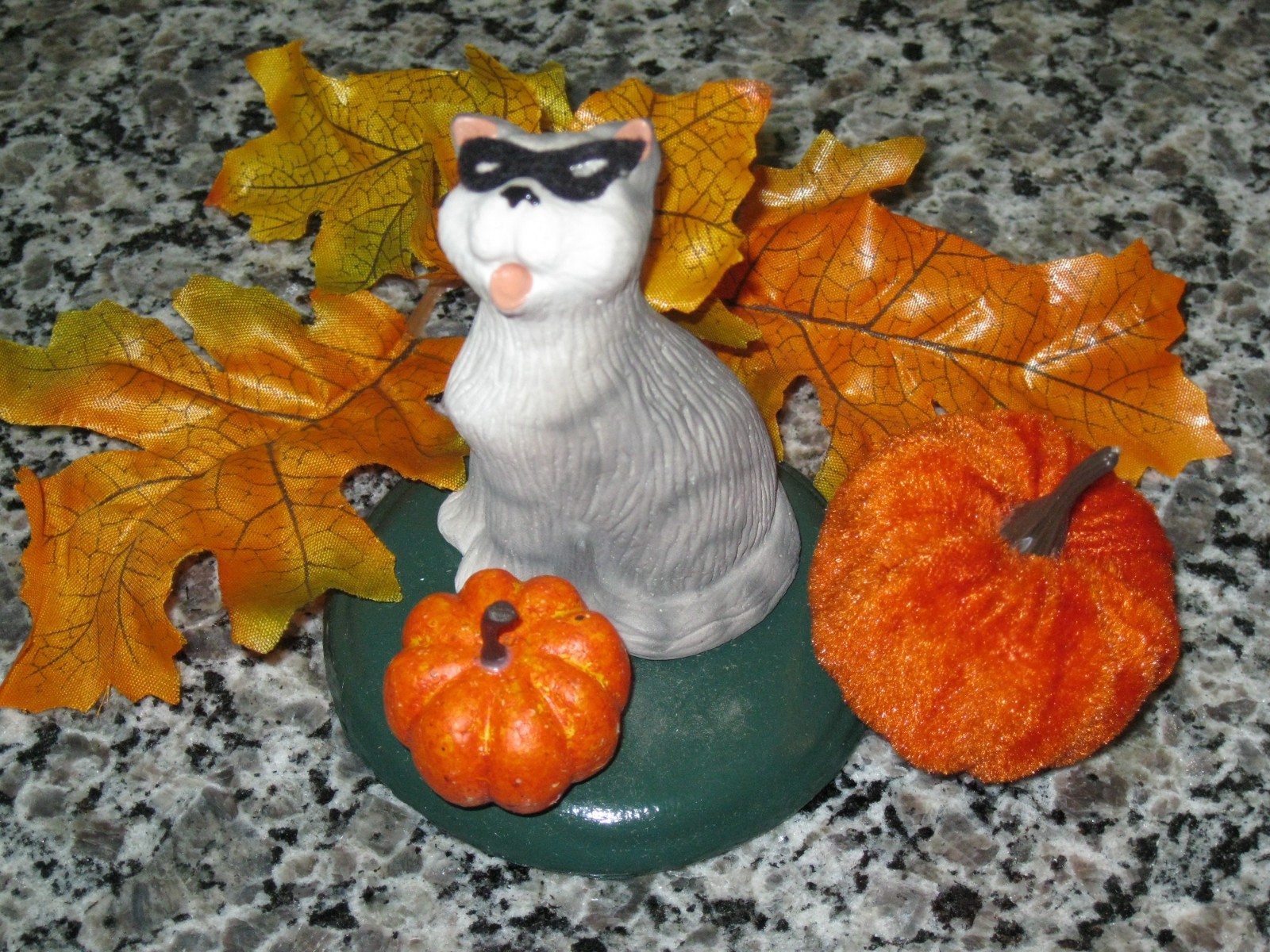 BYERS CHOICE, Grey Tabby Cat, w/ Pumpkin, 2025, W/ foliage leaves FREE, Mask