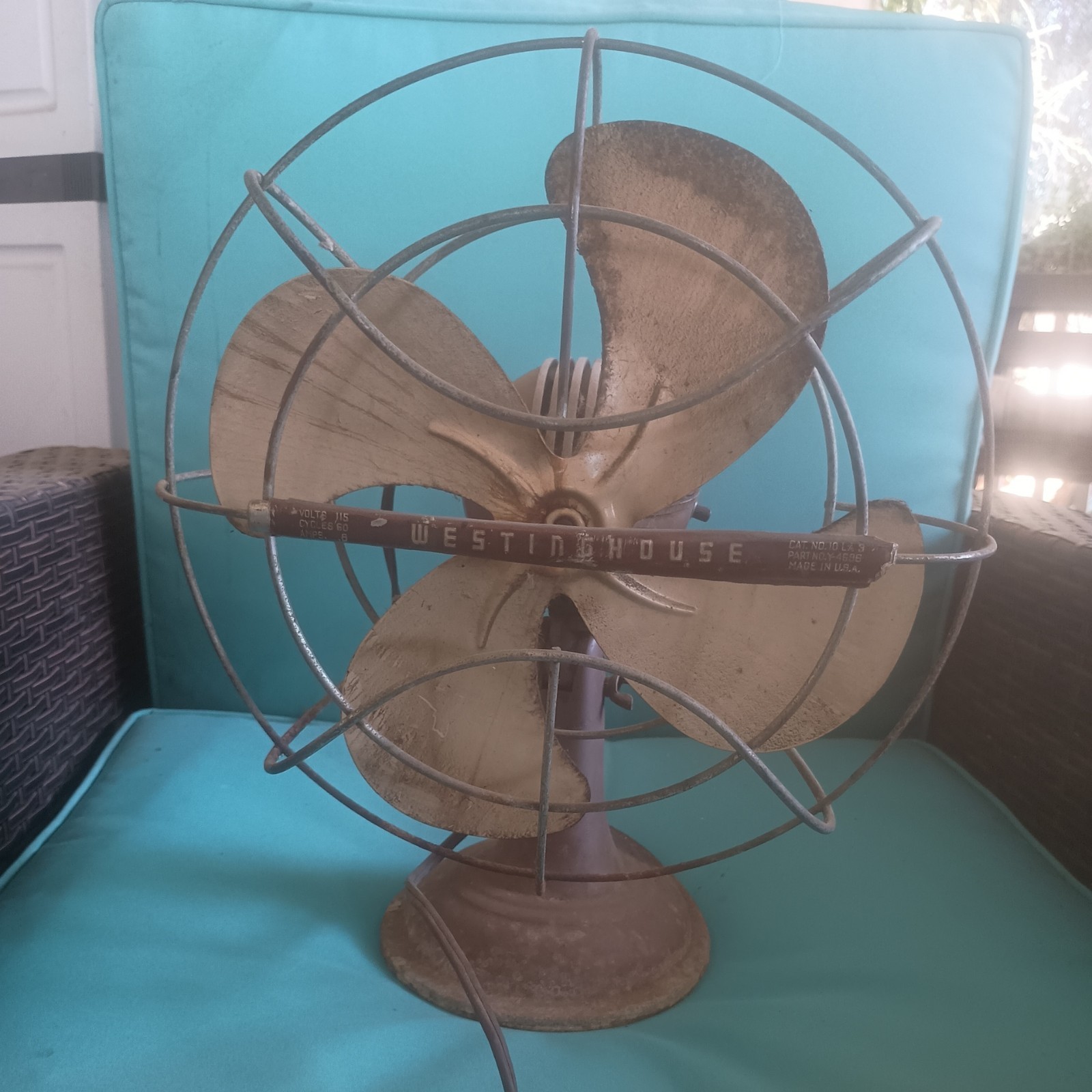 Vintage WESTINGHOUSE “Lively Aire” Oscillating Electric Desk Fan Vintage WESTINGHOUSE “Lively Aire” Oscillating Electric Desk Fan