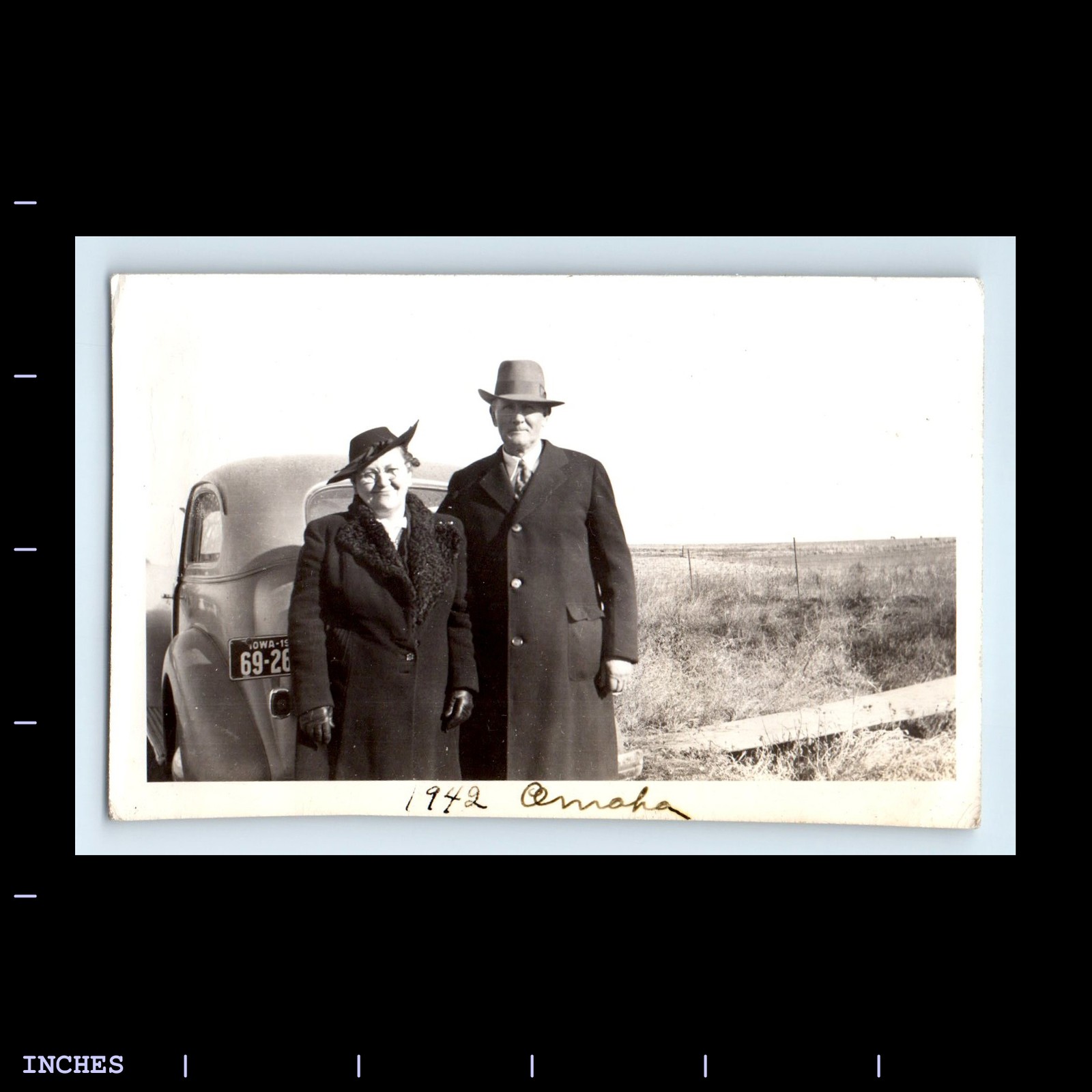 Old Vintage Photo MAN WOMAN CLASSIC CAR 1942 OMAHA NEBRASKA