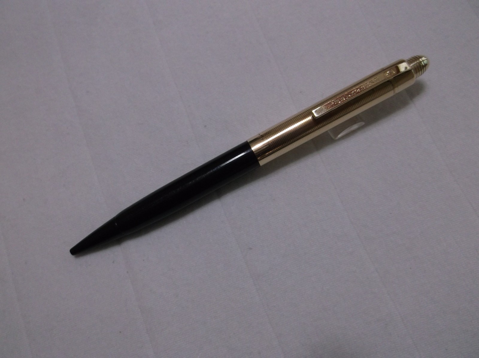 VINTAGE EVERSHARP SKYLINE BLACK AND GOLD FILLED MECHANCIAL PENCIL / 1.18 mm LEAD