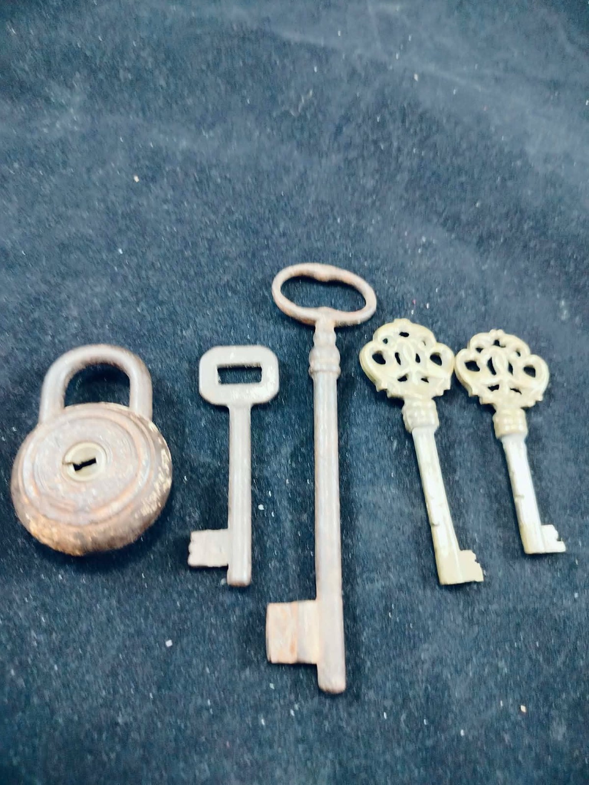 Antique German D.R.P. Padlock + 4 Skeleton Keys Lot - Iron & Ornate Brass Keys 1 Antique German D.R.P. Padlock + 4 Skeleton Keys Lot - Iron & Ornate Brass Keys 1