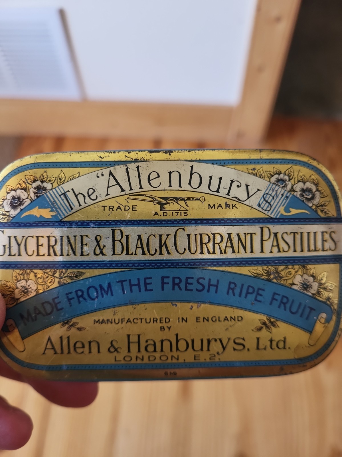 VINTAGE THE ALLENBURY\'S THROAT GLYCERINE & BLACK CURRANT PASTILLES MEDICINE TIN VINTAGE THE ALLENBURY\'S THROAT GLYCERINE & BLACK CURRANT PASTILLES MEDICINE TIN