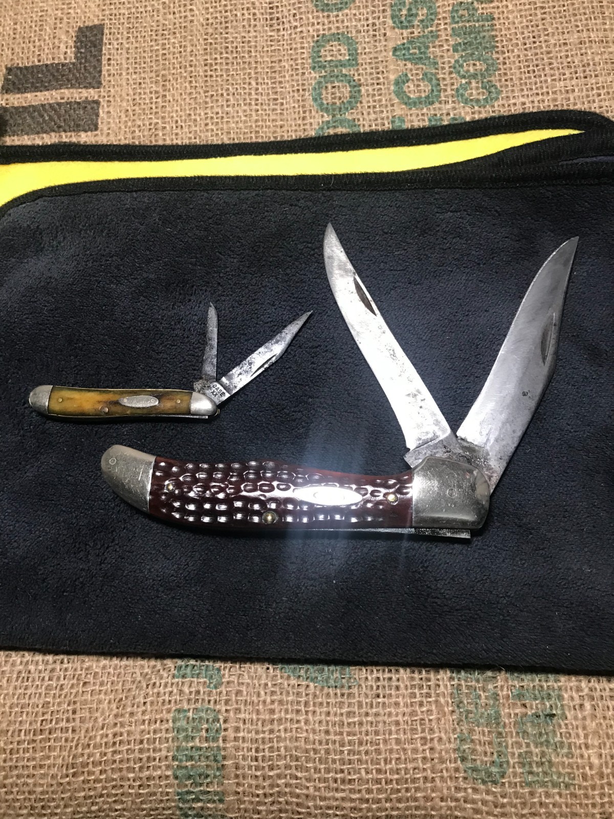 VINTAGE CASE RED BONE FOLDING HUNTER 1940-1964 KNIFE LOT. VINTAGE CASE RED BONE FOLDING HUNTER 1940-1964 KNIFE LOT.